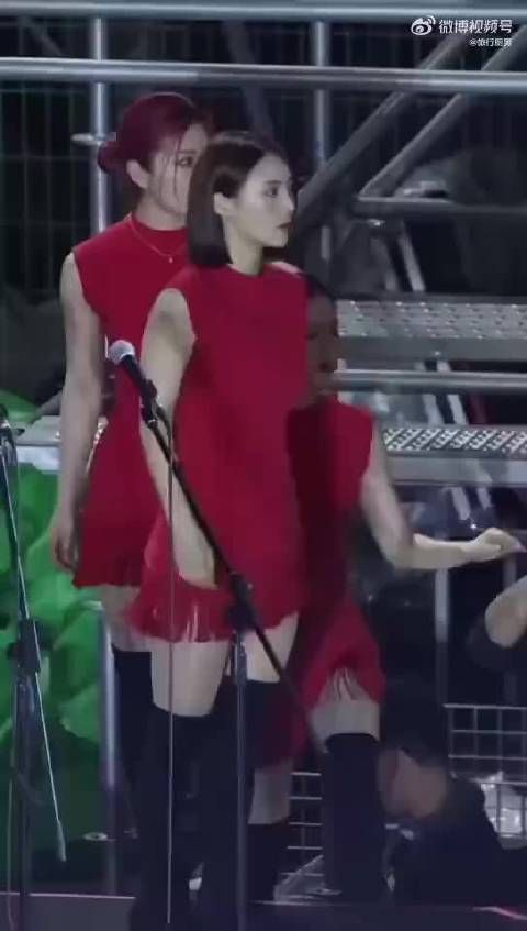 舞蹈演员台上精准控制表情，谢幕方露笑容
