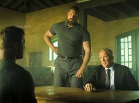 话说这些人打架都不看对方体型的吗？