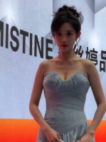 孟子义活动直拍 在人群里面好扎眼