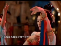 既然融入不了，不如把自己跳成主角