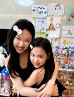 管乐晒小酒窝合照，比董璇更像母女，笑容神似如出一辙