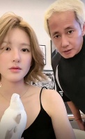 赵露思直播！爸爸首次现身，黄毛造型抢眼，打招呼被女儿吐槽。