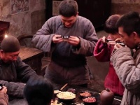 杨幂杀青后留生活物资给同窗焦俊艳