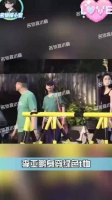 李亚鹏带女儿李嫣参加朋友聚会，李嫣越来越漂亮了
