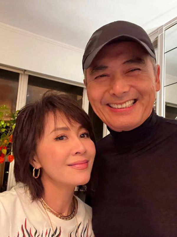 刘嘉玲与周润发合照开心灿笑。