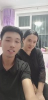 男子的老婆长得像“成龙” 看着都让人怀疑是不是AI换脸 你们觉得像么