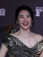 张雨绮金色礼服造型 笑起来也好看！