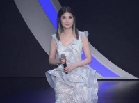 陈慧琳16岁的大儿子罕见露面，身材高大帅气，带着女伴一起为妈妈的演唱会助阵