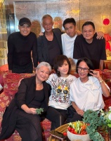 刘嘉玲晒与周润等老朋友发合照 超开心