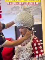 女孩出嫁戴20斤银头饰承载家族祝福