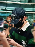 朱一龙伦敦机场为粉丝签名，主演电影《东极岛》热映中