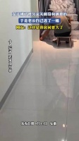 女子挑了很久玄关画没有满意的，于是老公自己选了一幅特别的