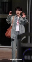 梓渝青岛出发路透曝光，向粉丝挥手告别三鞠躬