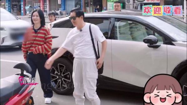 谢娜带爸爸挑音响未达预期，爸爸笑称别和张杰的比