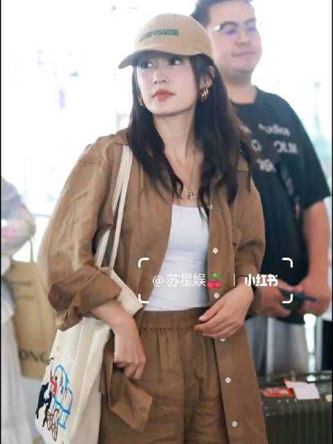 李沁出发W年度光影盛典,私服这么舒适耐看 !