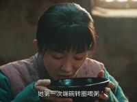 她初次端碗转圈喝粥，直接惊呆了对面的公婆，眼睛瞪得老大