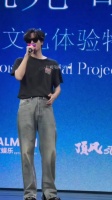 今日展轩刘轩丞粉丝见面会，展轩独唱了地球最后的夜晚