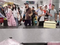 张雅琪行李箱转三圈未认出，张晚意一本正经搞笑