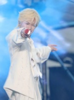 看这个，梓渝现场递麦好几次，没啥问题啊，哪里假唱了？