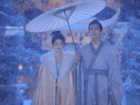 遮宁簪花围炉温酒，飘雪夜忆伞下长谈