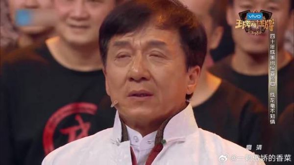 成龙回忆和兄弟的过往，泪水在眼眶打转，感动到哭