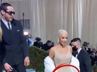 卡戴珊翘臀缩水背后原因曝光