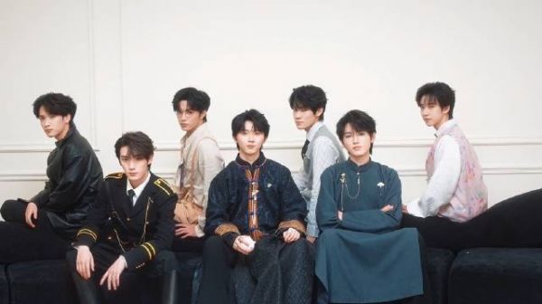 时代少年团发布民国造型变装视频,马嘉祺丁程鑫等七人亮相