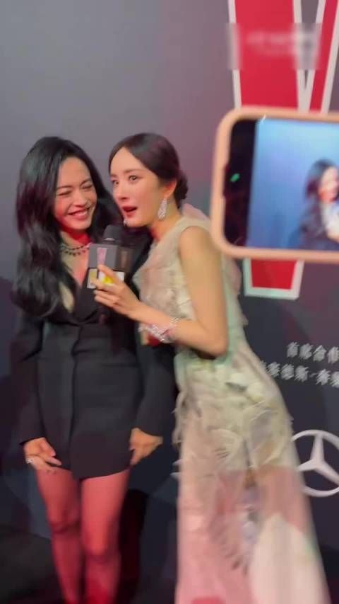 杨幂、姚晨两位“倪大红受害者”同框了，这不得可劲儿蛐蛐“抠门爹”