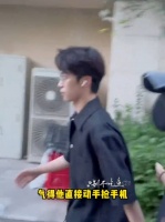 梓渝是真的生气了，被私生追到小区楼下，气得他直接动手抢手机