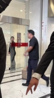 林允生图曝光引围观，下楼偶遇明星引热议
