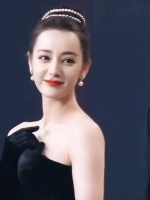 走红毯这几步也就看了亿遍吧 ，也期待热巴的红毯新造型 ！