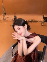 鞠婧祎一身抹胸长裙贵气优雅
