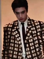 张康乐格纹套装背头造型诠释复古绅士感