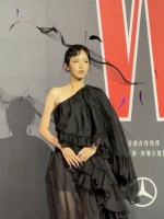 亮相红毯！搭配高珠和造型感的黑纱头饰