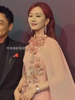 刘诗诗红发造型走红毯，最后一笑好明媚