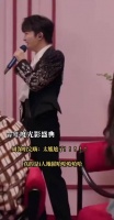 周深W盛典一镜到底演唱新歌，互动后直呼太尴尬