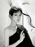 周也携爱犬亮相W盛典红毯，飒爽造型与温柔互动引关注