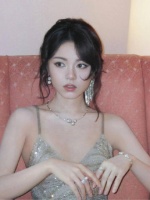 赵今麦亮相W盛典晚宴红毯，机场路透曝光