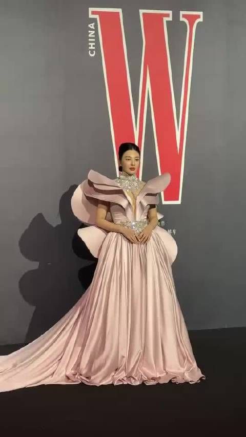 张雨绮W盛典穿粉色礼服配翅膀造型吸睛