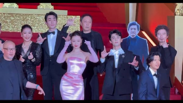 我们倪妮对镜头饭撒 @倪妮V 东极岛上影节红毯路人看倪妮的动作好统一