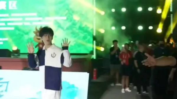 我跟爸说，成毅是辰溪孝坪的，爸说我们住在煤矿挺近的，老家出了个大明星呢