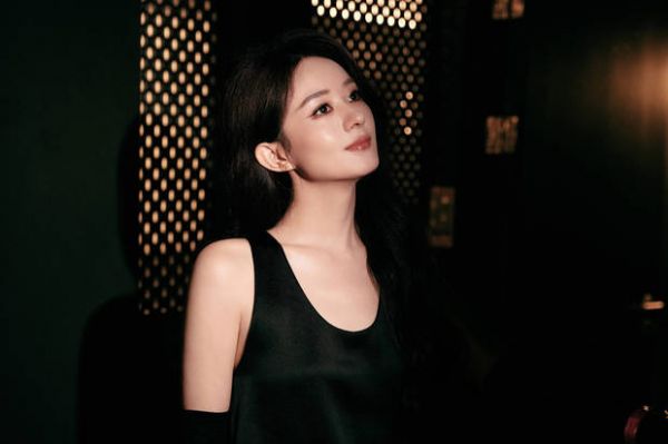 赵丽颖妆容精致。