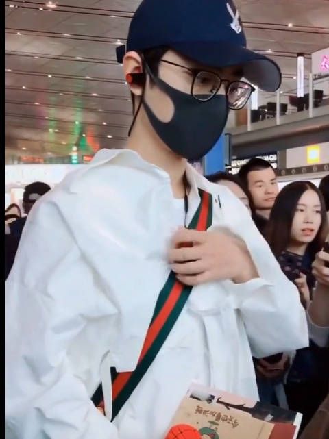 肖战胃痛赶早班机拍戏被赞敬业