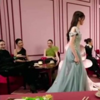 刘诗诗虞书欣W盛典亲密互动，换座比耶拍立得