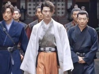 二皇子赤脚成癖家中藏鞋墙，穿鞋踩后跟引热议