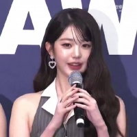 张元英KWDA蓝毯，美成这样，完全是女神降临！期待女神领奖！