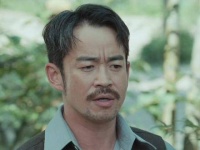 宁愿低头哈腰如奴仆般效忠，也不愿挺直腰杆堂堂正正地做人