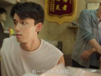 弟弟在宋爸面前大撒狗粮，宋爸一脸无奈直呼头疼