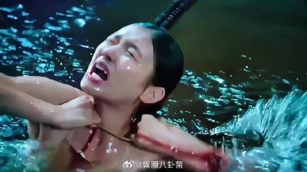 美人鱼被大肆杀戮 人鱼师出场真霸气，直接掀翻全场！