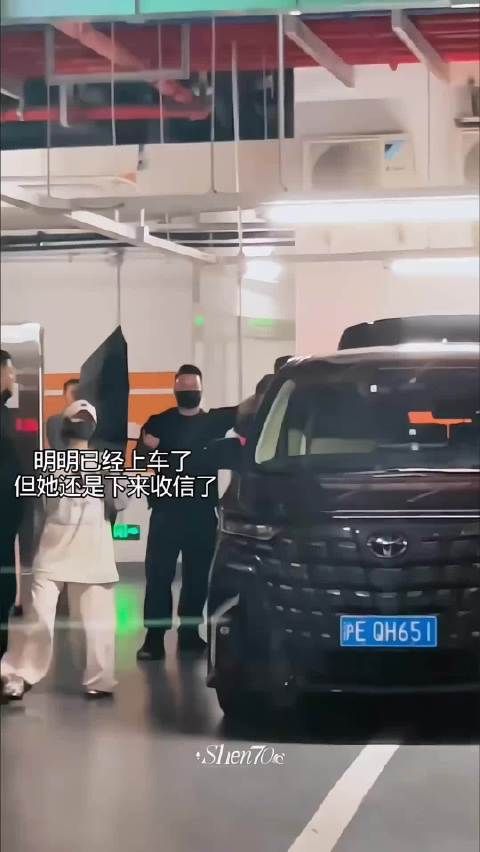 赵露思线下活动眼神真挚引粉丝赞叹